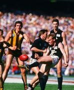 1987 GF - David Glascott gets a quick kick away.