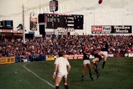 1986 Rd 9 - Hunter flies over Meldrum & Bulldog Tim Gepp.