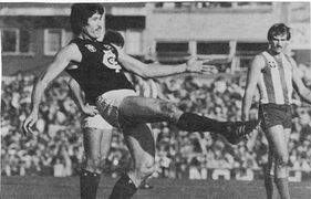 1982 Rd 11 - Fitzy shoots for goal.
