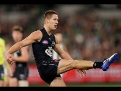 2021 Rd 2 - Lachie Fogarty shoots for goal.