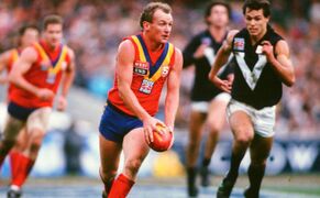 1995 - Sth Australia's Craig Bradley on the run.