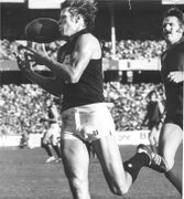 1976 Rd 4 - Geoff Southby juggles a mark.
