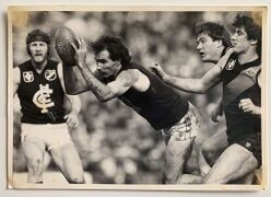 1983 Rd 22 - Ken Hunter outmarks two Bombers watched by Rod Ashman.